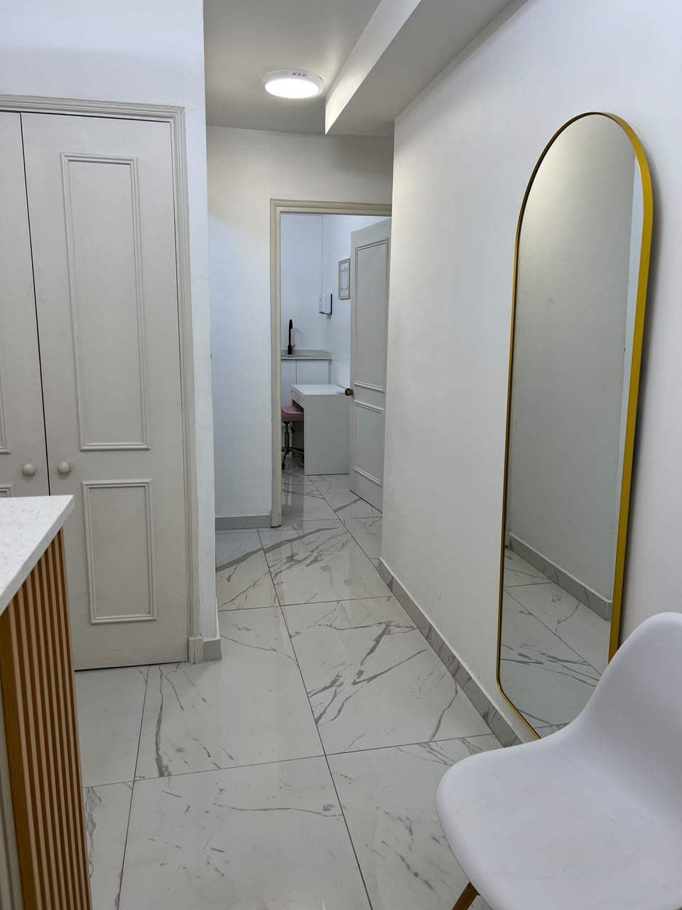 Sala con Resolución Sanitaria · Estética con Sillón Clínico y Terminaciones de Mármol