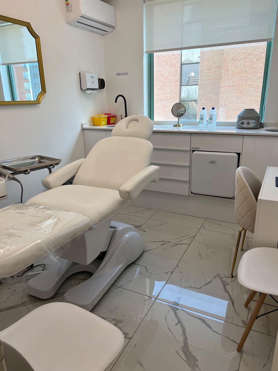 Sala con Resolución Sanitaria · Estética con Sillón Clínico y Terminaciones de Mármol