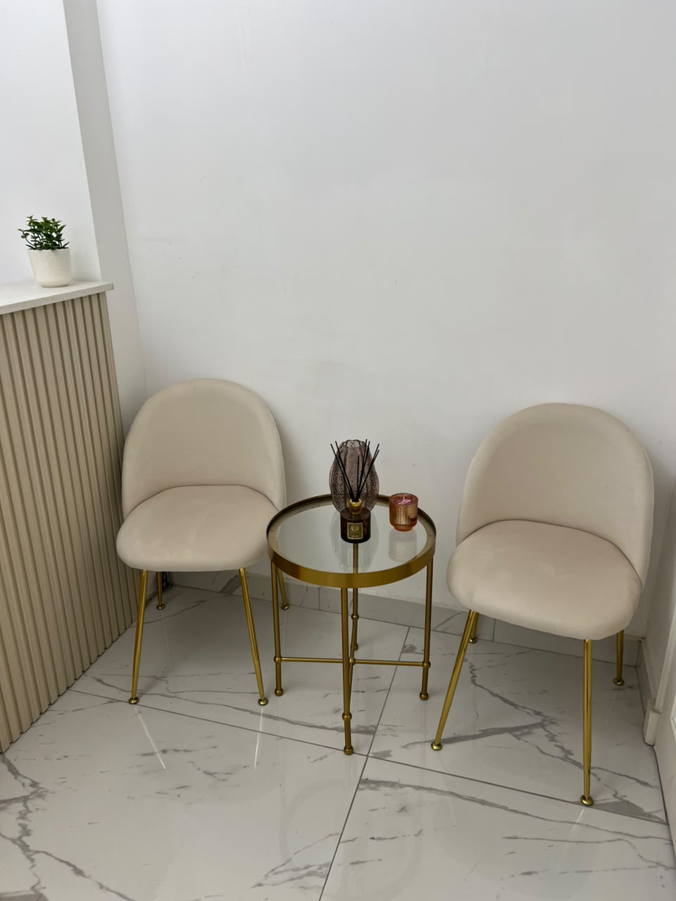 Sala con Resolución Sanitaria · Estética con Sillón Clínico y Terminaciones de Mármol