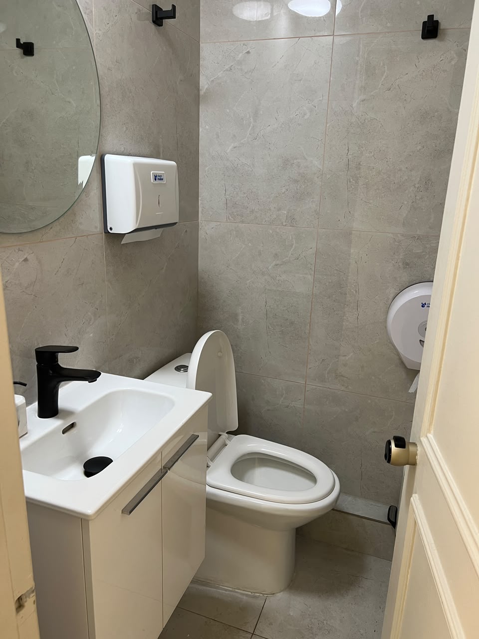 Sala con Resolución Sanitaria · Estética con Sillón Clínico y Terminaciones de Mármol