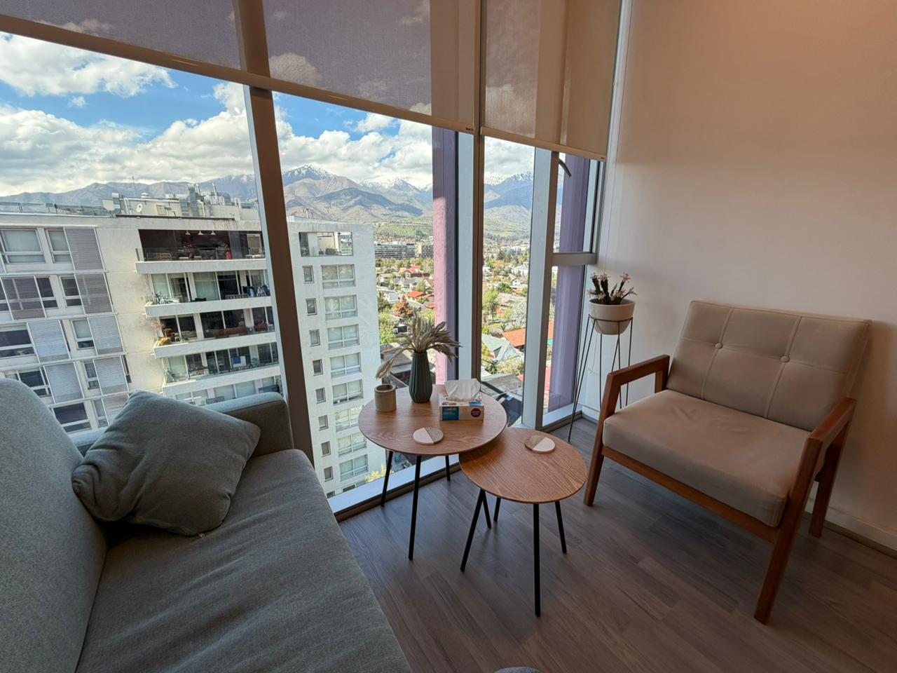 Rincón de atención con vista a la cordillera