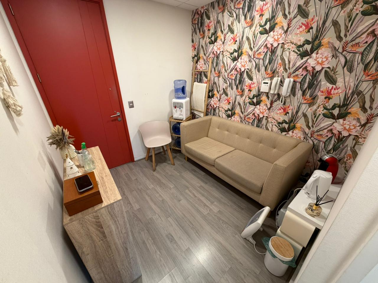 Acceso y sala de espera