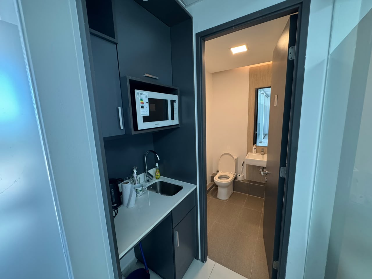 Kitchenette con microondas y baño