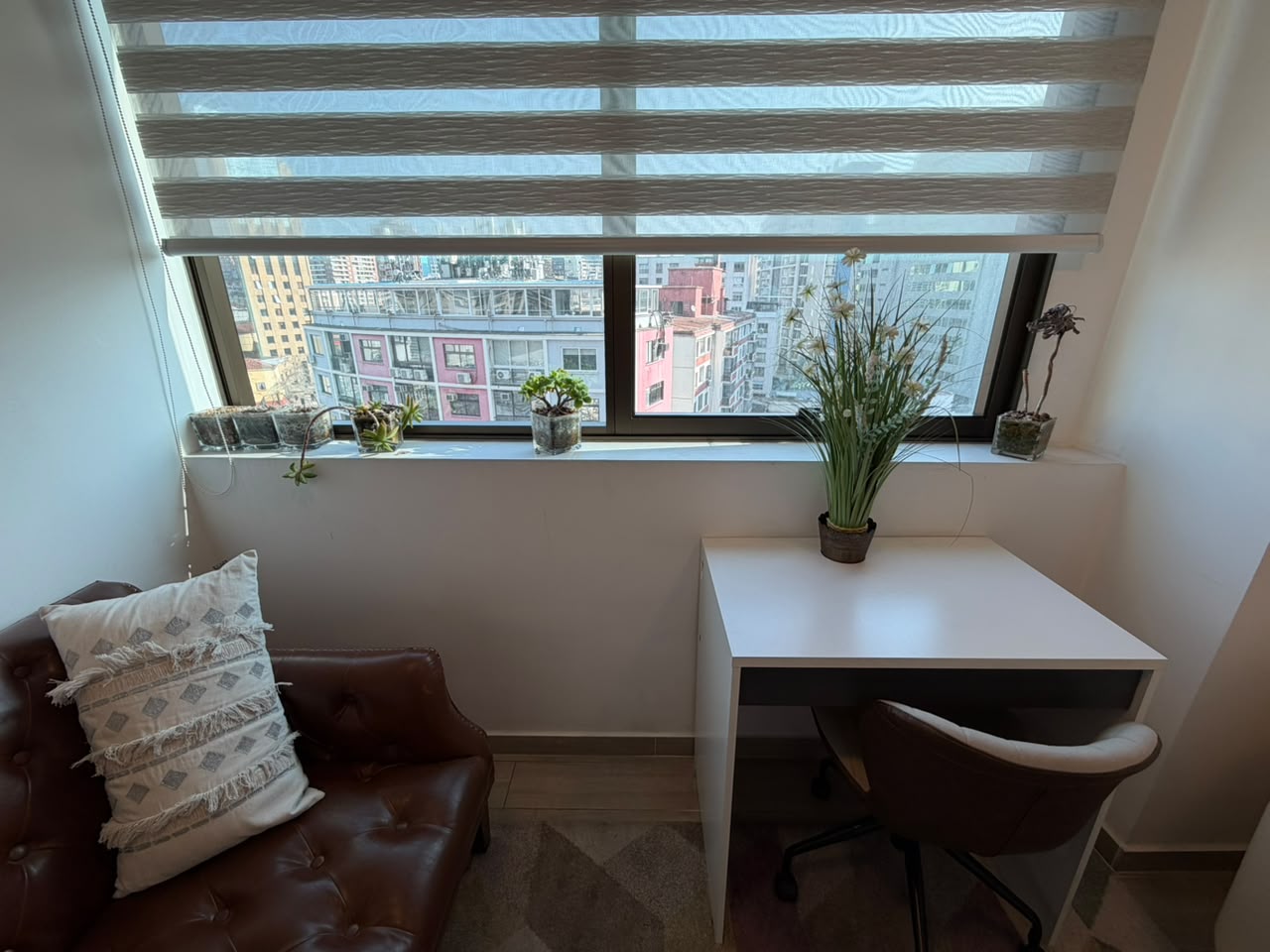 Escritorio de trabajo junto a la ventana